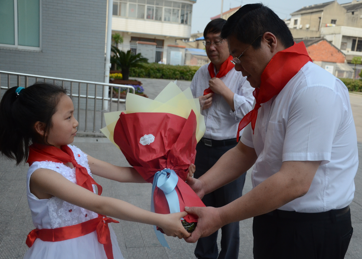 “中南護春蕾，夏日暖人心”中南集團泰興分公司總經(jīng)理秦嶺一行走進蔣華小學